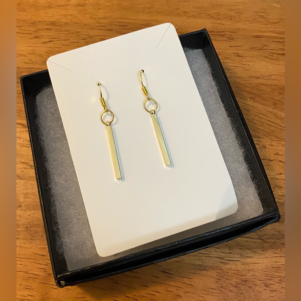 NEW Gorgeous 18K Gold Plated bar charm earrings